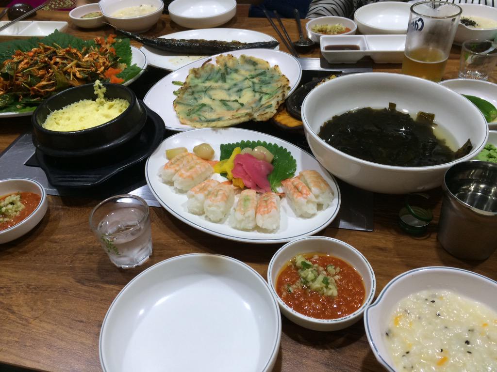 Condivo's tweet photo. 정식 회세트(4인기준 ₩90,000) + 소주네병
첫번째사진 깻잎과 그위에 있는 회무침??은 계속 리필됨.(회무침처럼 보이나 회는 많이없음 근데 그냥먹어도 존맛) 회나올때 산낙지도 존맛 마끼랑 매운탕 포함가격 http://t.co/bT8rSIsyDC
