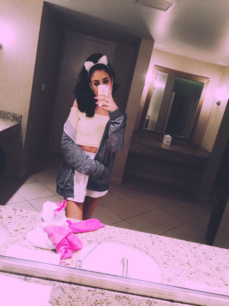 TheLexiNoel's tweet photo. Lol mirror selfie💘💙💘💙💘 Working on a cool new video for my nuggets😚💞💞 #prbeautybash http://t.co/nf2kBejU2b
