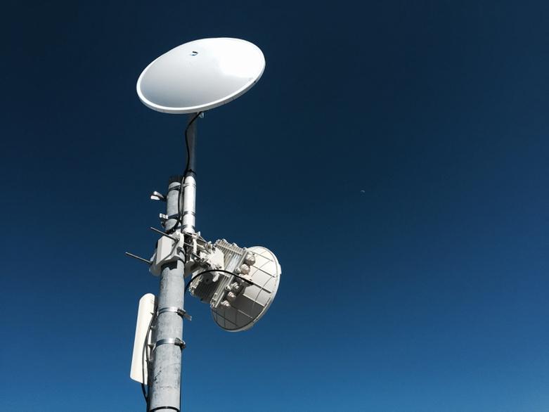 monkeybrainsnet's tweet photo. @Siklu_mmwave feeding @ubnt AC 500 - San Francisco! http://t.co/0IYr2u6uYq