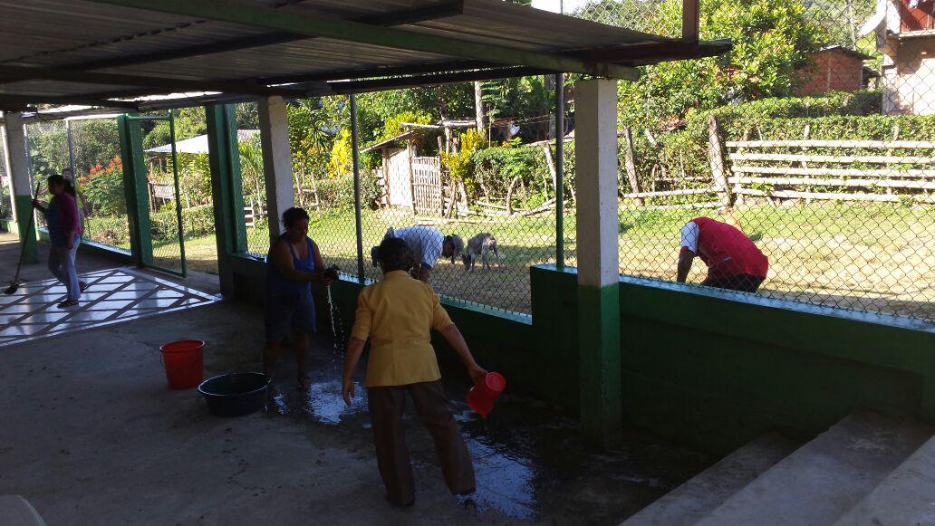 serghiogomez's tweet photo. Dispensarios d @IESS_Campesino #Manabi emprenden campaña d limpieza y fumigación @faustodutane @REspinosa_G @IESSec http://t.co/T36dYcGwdB