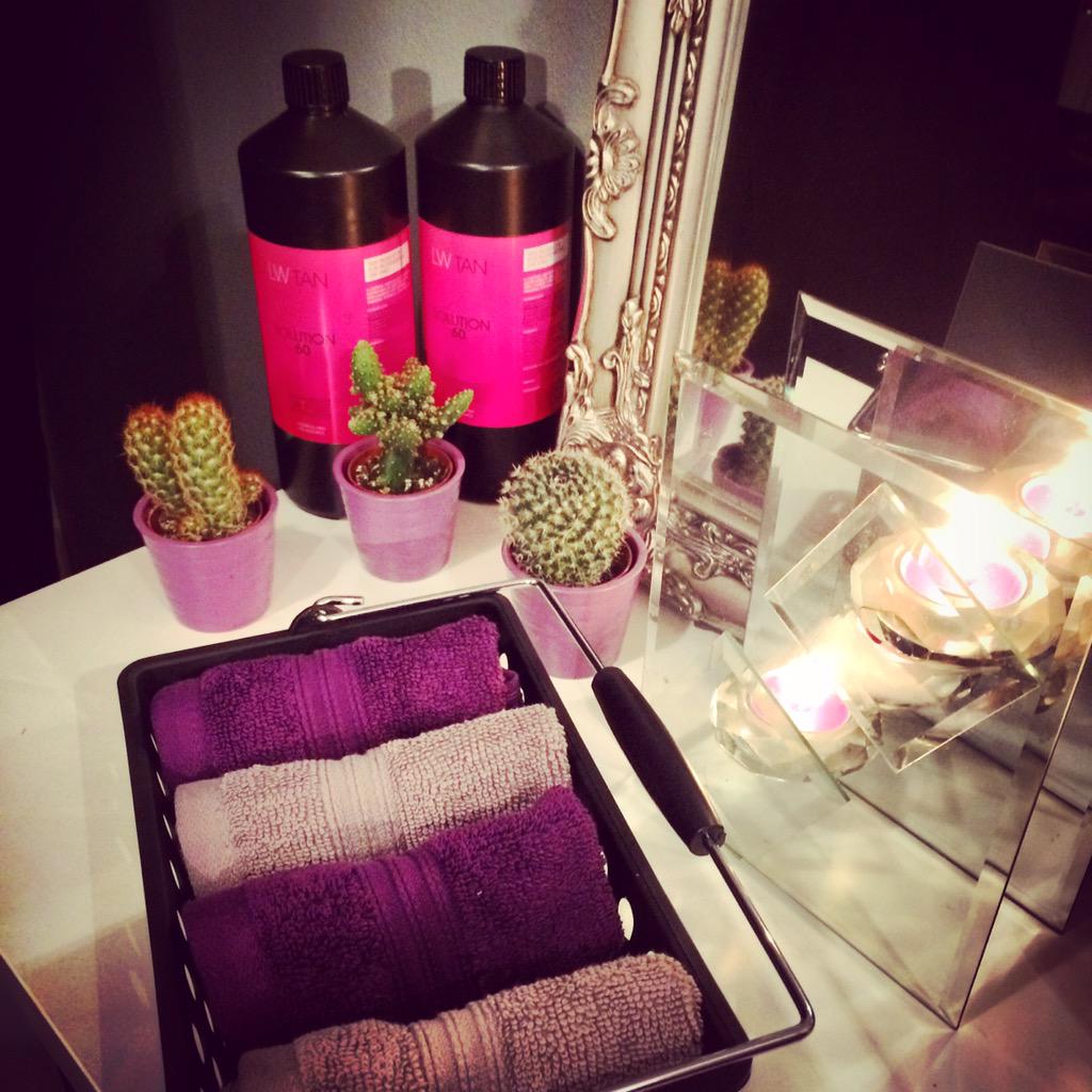Famous_Pout's tweet photo. Relax &amp; Unwind at Famous Pout #LaurensWayTanning #Massage #Lashes #Sothys #Nails #Tinting #Waxing #Sunbed http://t.co/kOrZICWwxF