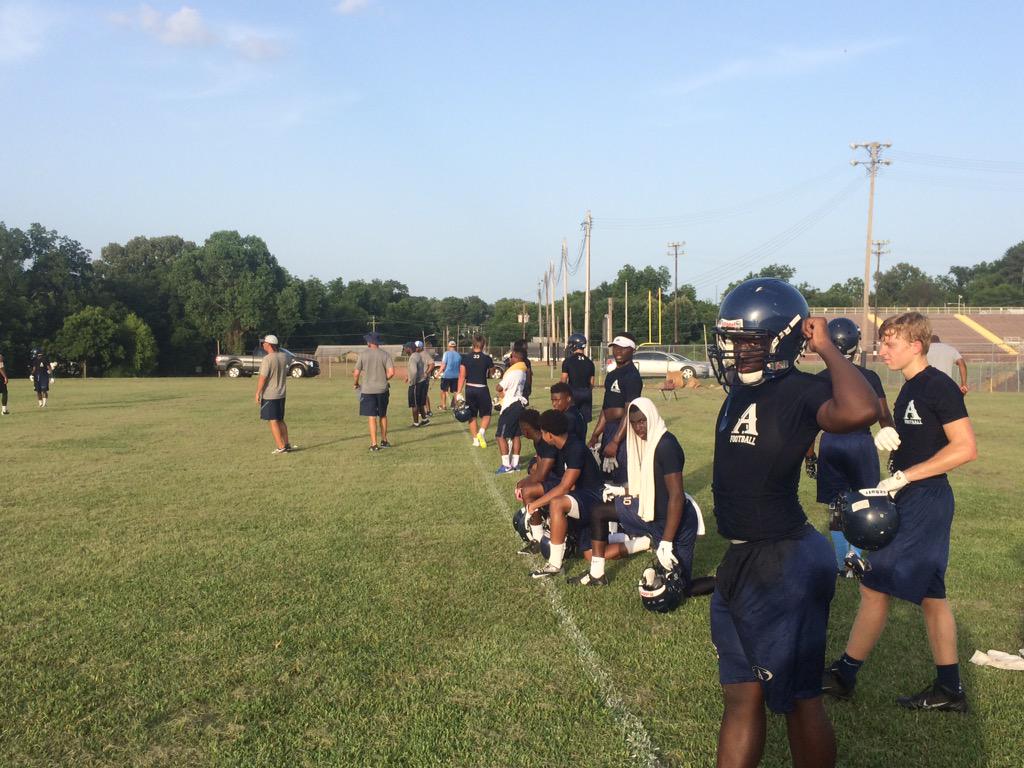 AirlineFootball's tweet photo. 7on7 action tonight at Booker T. Washington! #HornsUp #pvpr4eo #HornsUp #GOVIKES http://t.co/4Ve6ezivwZ