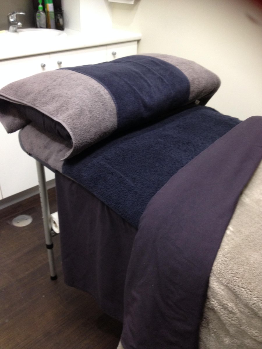 GuysGrooming's tweet image. Warm winter coat on our massage tables so you do not get cold in a facial or massage. #getoutofthecold #grooming