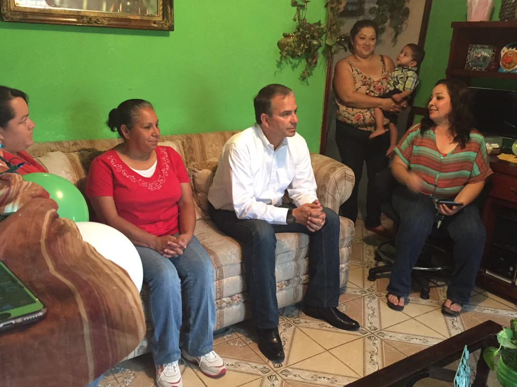 fsaracho10's tweet photo. En la colonia El Mimbre #Zaragoza valoro mucho todo su apoyo y sus atenciones! #JuntosPorCoahuila http://t.co/zefIfunoPe