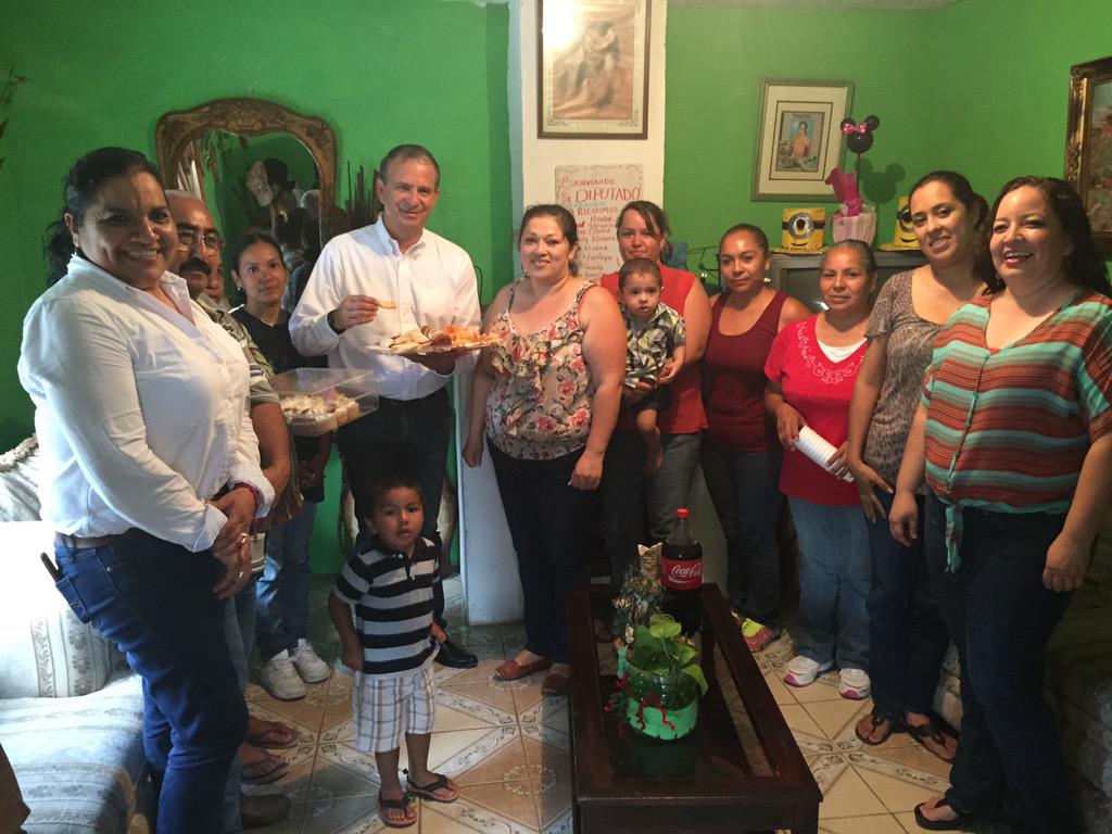 fsaracho10's tweet photo. En la colonia El Mimbre #Zaragoza valoro mucho todo su apoyo y sus atenciones! #JuntosPorCoahuila http://t.co/zefIfunoPe