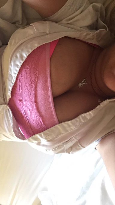 Hi my name is Autumn Moore and my boobs won't quit growing! #bigboobproblems http://t.co/R4miE0LOPi<a href="/tag/bigboobproblems"class="tags"><span>#bigboobproblems</span></a>