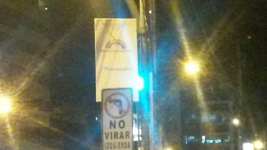 giovanipineiros's tweet photo. La perla de #Rodas haber ¿Cómo se le ocurre colocar un letrero de sus campañas que tape un semáforo? http://t.co/PuHC1AndTB