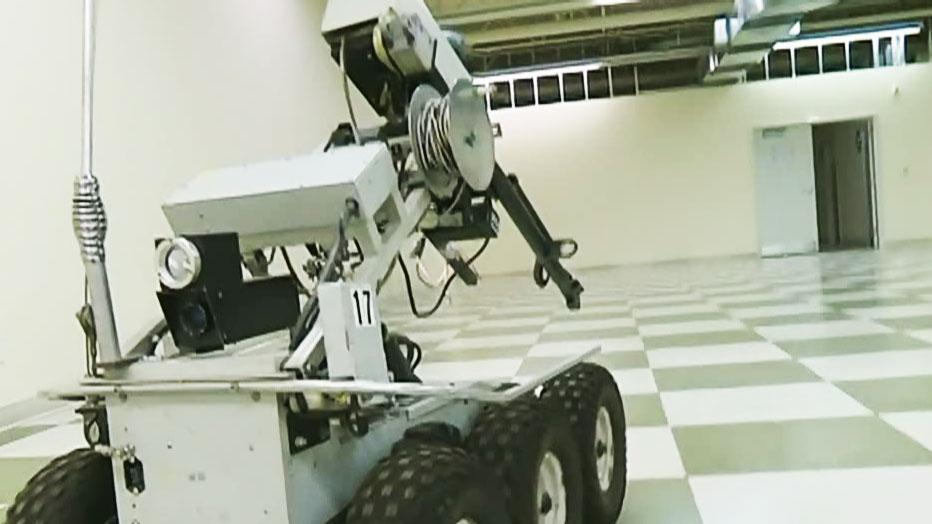 CTVBarrieNews's tweet photo. After 20 years, today was the last day on the job for the Barrie police bomb disposal robot. http://t.co/IrqTGyhuzU http://t.co/9EsPsO08ai