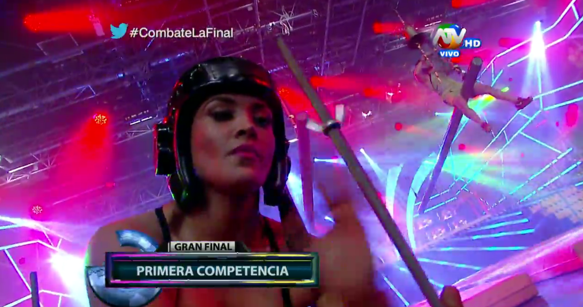 Combate_ATV's tweet photo. ¡Este es el momento! ¿#CBTRojo O #CBTVerde? ¿A qué equipo apoyan? #CombateLaFinal @atvpe http://t.co/NLdZXIaV9w