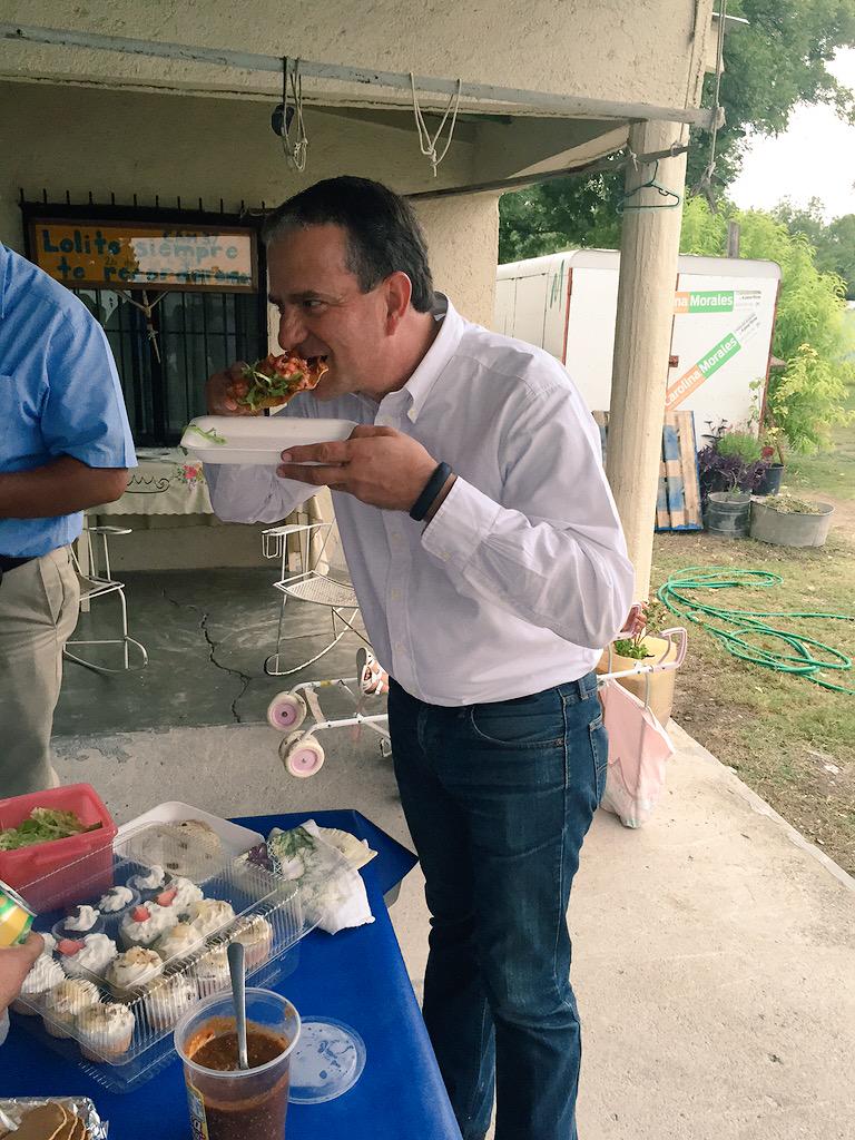fsaracho10's tweet photo. En la zona Centro #Zaragoza muy contento y agradecido por sus atenciones y gran apoyo! #JuntosPorCoahuila http://t.co/Pz5Cf93Rxn