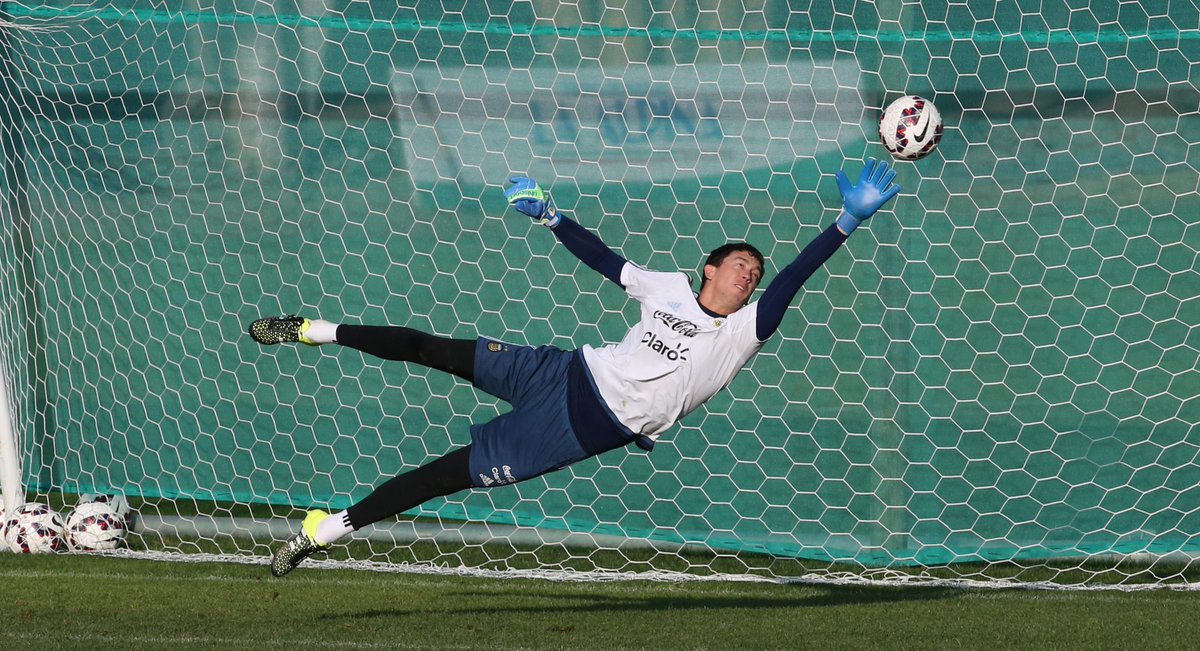fortalezagrana's tweet photo. Más de Marchesín en acción. #ARG prepara el duelo de Cuartos ante #COL. Fotos de Pablo Villán, @cronicaweb. #Lanús http://t.co/IFhJyOLvoB