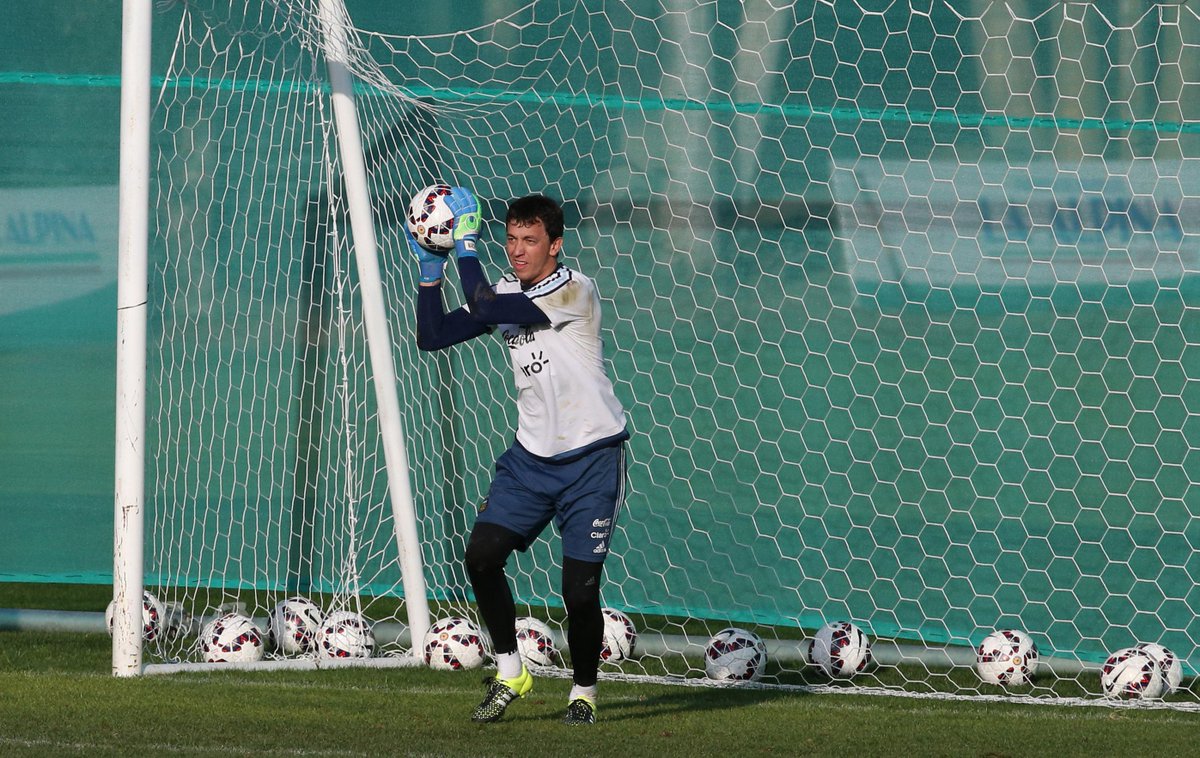 fortalezagrana's tweet photo. Marchesín en la práctica de #ARG. #Lanús sueña con verlo en la #CopaAmerica. Gentileza de Pablo Villán, @cronicaweb. http://t.co/bwii79Z7uc