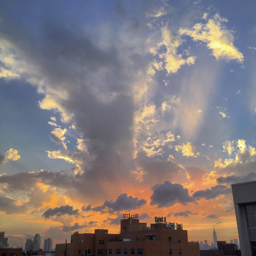 MattSimons's tweet image. NYC sunset game making it hard to leave. JFK-&amp;gt;AMS. ✈️🇳🇱