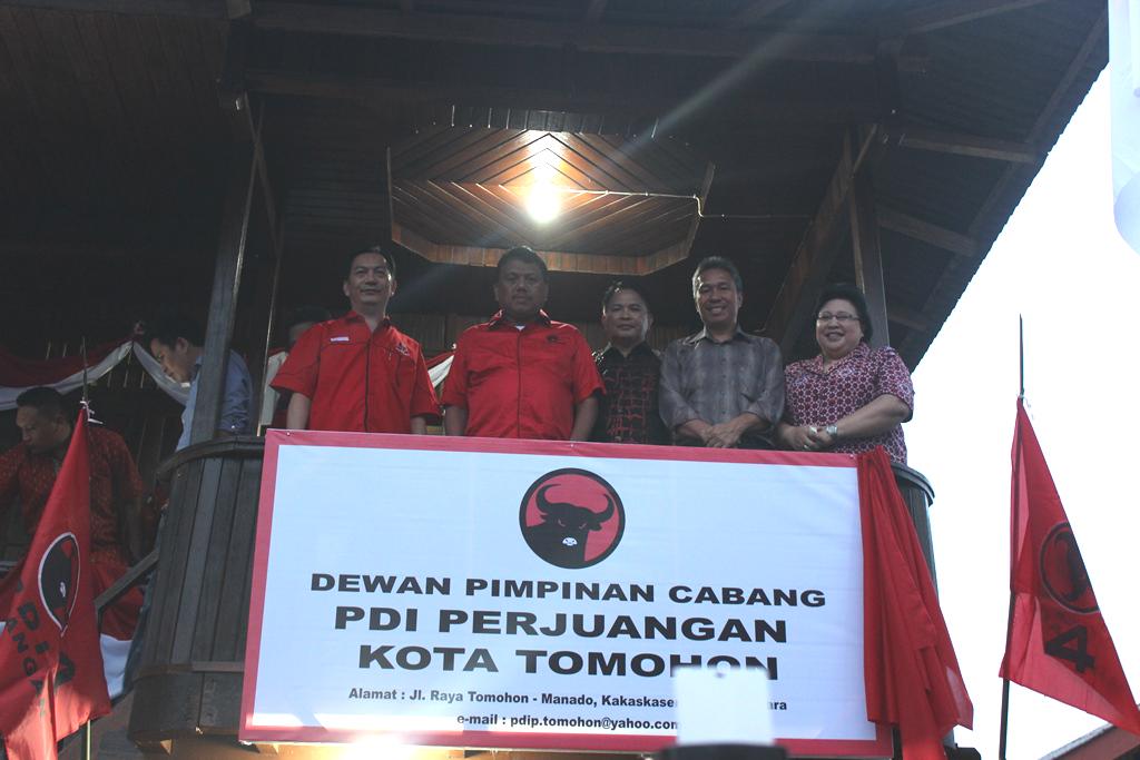 PDIP_Sulut's tweet photo. Peresmian Kantor DPC @PDI_Perjuangan Tomohon http://t.co/kMF8bYEsR8