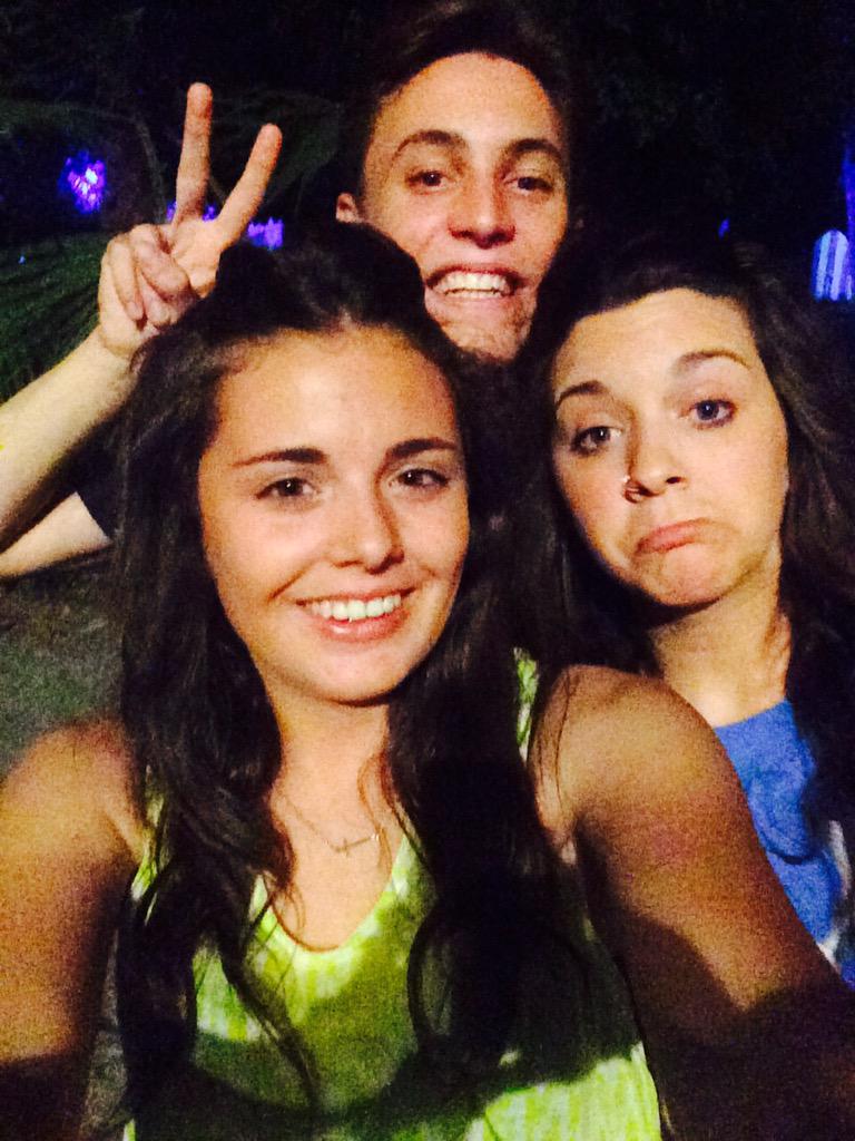 ana_alv_zar's tweet photo. At the moment dedos tensados @CynthiaTuratti @VictorJuAl http://t.co/cVBZ1PEhMm