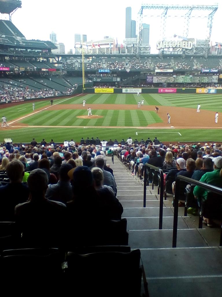 GoofyMsFan's tweet photo. Um, what's the bullpen still doing in the dugout? #Furbush #Beimel? http://t.co/nVXKorlFkS