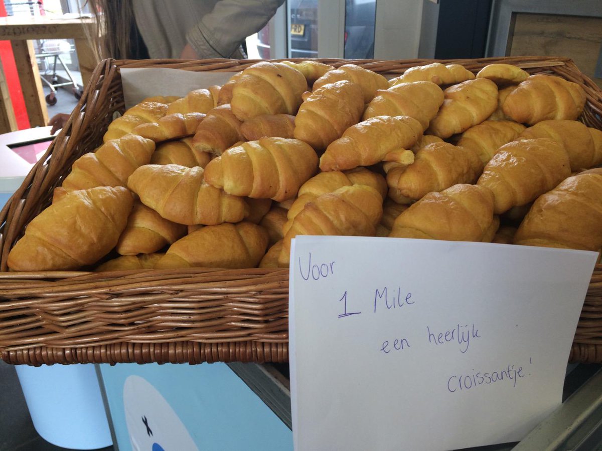 ovmiles's tweet photo. De croissantjes van @BroodExpressNL zijn nog heerlijk warm! haal ze voor 1 Mile op Kralingse Zoom! http://t.co/3wVMLmKS7f