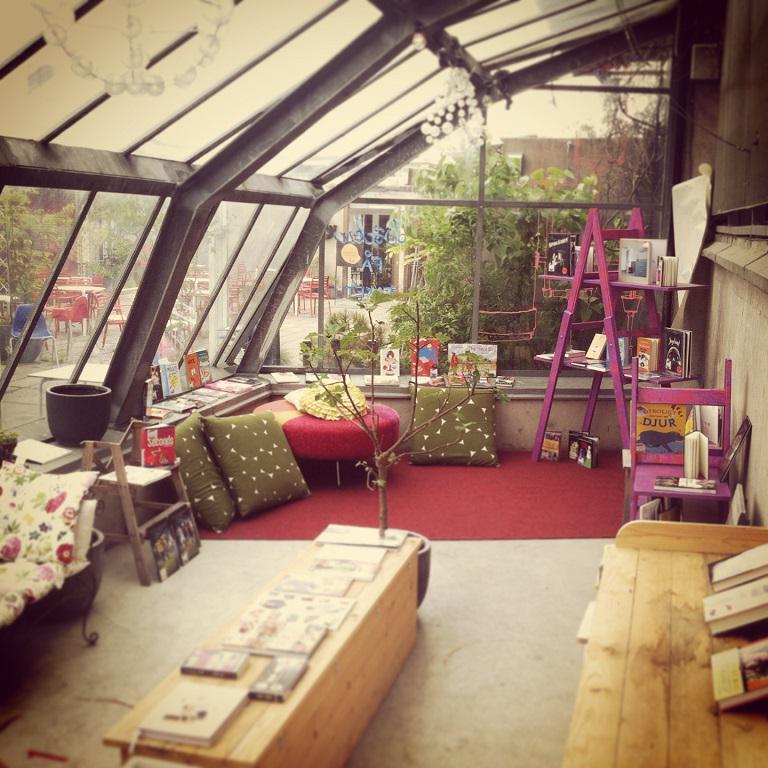 KulturhusetSth's tweet photo. Böcker på Taket är tillbaka! Läs böcker från våra 6 bibliotek uppe på taket. Läs mer: http://t.co/9mFpPFSKgq http://t.co/V0fBoLpyLR