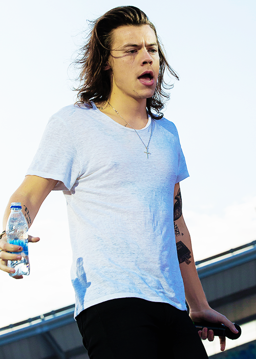 _mariaLH44_'s tweet photo. "@OneDream1D__: Harry on the stage in Gothenburg last night! #3 http://t.co/OYbCLBA10p"

Hi baby😍😄

#OneDirectionComeToGreece