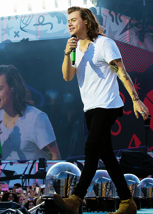 _mariaLH44_'s tweet photo. "@OneDream1D__: Harry on the stage in Gothenburg last night! #3 http://t.co/OYbCLBA10p"

Hi baby😍😄

#OneDirectionComeToGreece