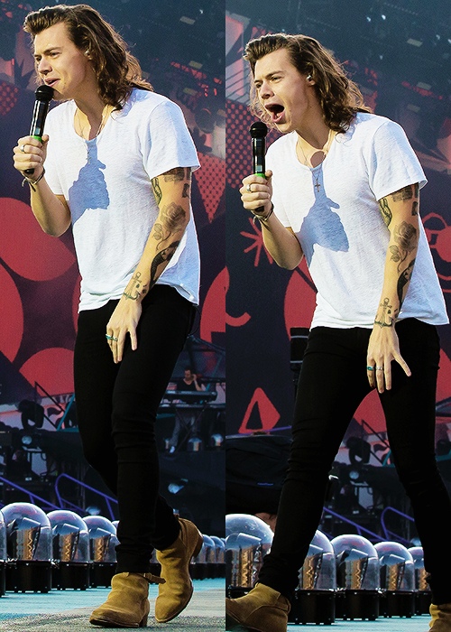_mariaLH44_'s tweet photo. "@OneDream1D__: Harry on the stage in Gothenburg last night! #3 http://t.co/OYbCLBA10p"

Hi baby😍😄

#OneDirectionComeToGreece