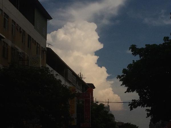 名詞【入道雲(にゅうどうぐも)】(中文: 積雨雲) 例: 入道雲を見ると