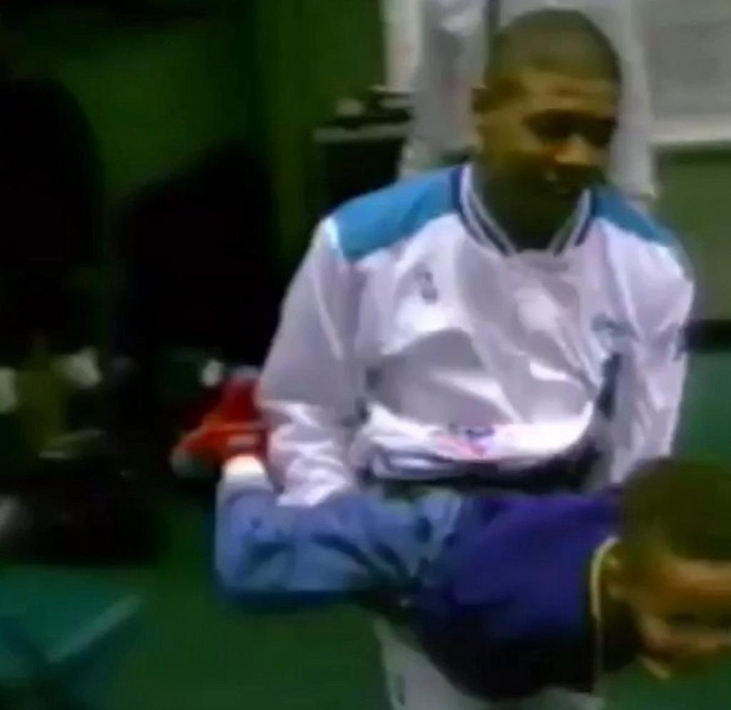 BleacherReport's tweet photo. VIDEO: Muggsy Bogues gives a young @StephenCurry30 an airplane ride back in 1992 http://t.co/3kQVgpUq7B http://t.co/2UdSxRS1JI