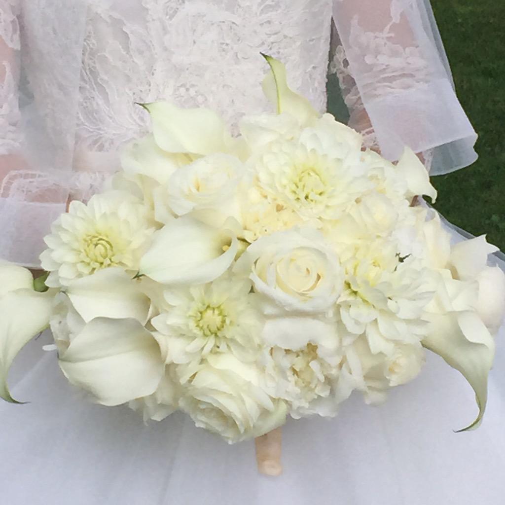 TidysFlowers's tweet photo. The fun is in the company you keep, working w/ this beauty is blast. @estparma #weddingplanners #weddingflowers http://t.co/N5tuih4o0e