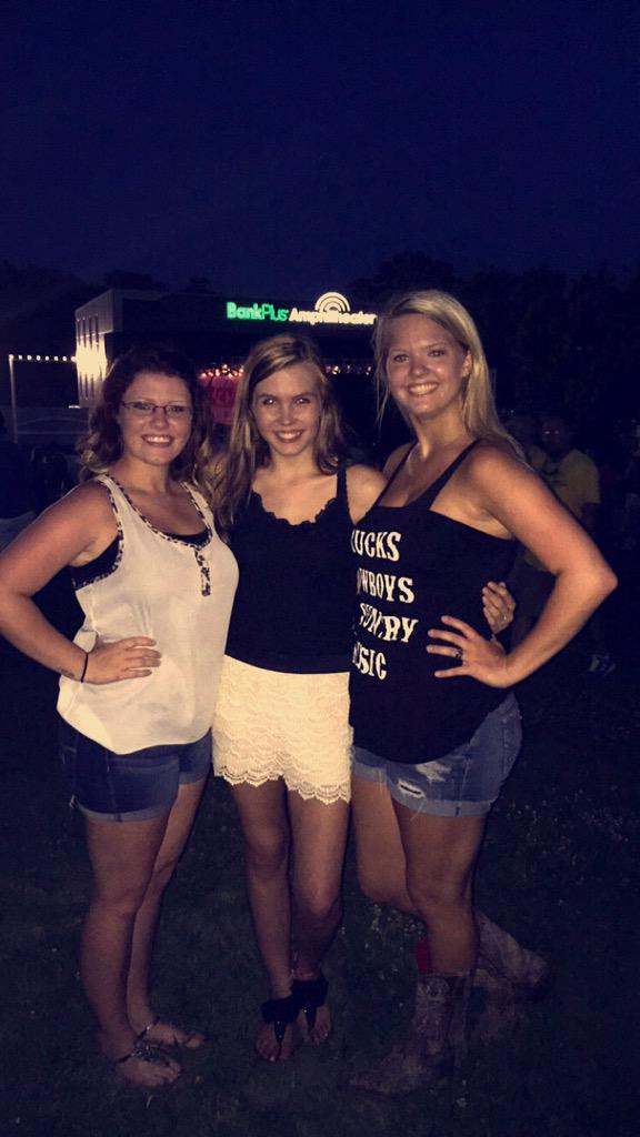 Madi_Carr's tweet photo. Freaking loved seeing you guys tonight 🌻🔥 #kix2015 http://t.co/Z95PBRbtUw