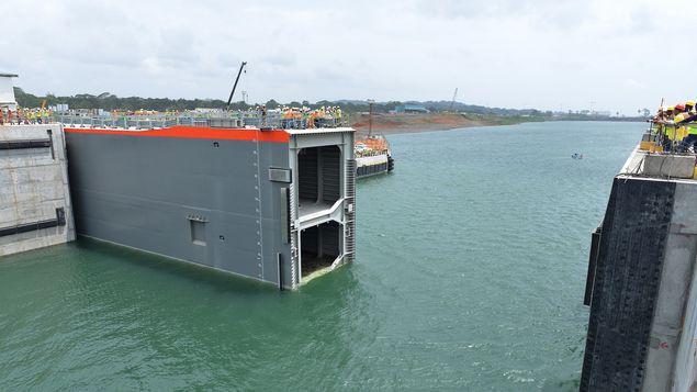 TReporta's tweet photo. ACP realiza prueba en compuerta de Agua Clara en Gatún http://t.co/3656lkDFxg #Panamá http://t.co/eKotOl3Z3P
