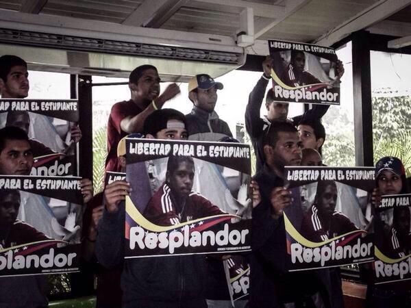 LAJSalazar1's tweet photo. La #HuelgaXLibertad si funciono en estos momentos anunciamos que nuestro compañero @gresplandor1 esta en LIBERTAD! http://t.co/UPETw6Qq9U