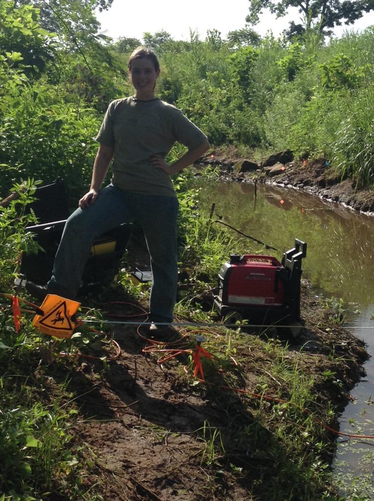 bailey_mcnichol's tweet photo. Full sunny day of electrical resistivity imaging with #SKTH @jenna_fontaine and @ellen_h2o!! #REUStreamTeam http://t.co/vsdJNPcRoD
