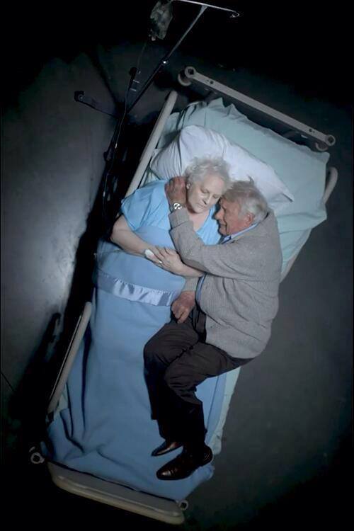 angel_isal's tweet photo. وَ البعض حين يقــول سأظلّ معك #للأبد .. فإنه يعنيها ..!
#True_meaning of #love ♥ http://t.co/YlRMBWvSN6