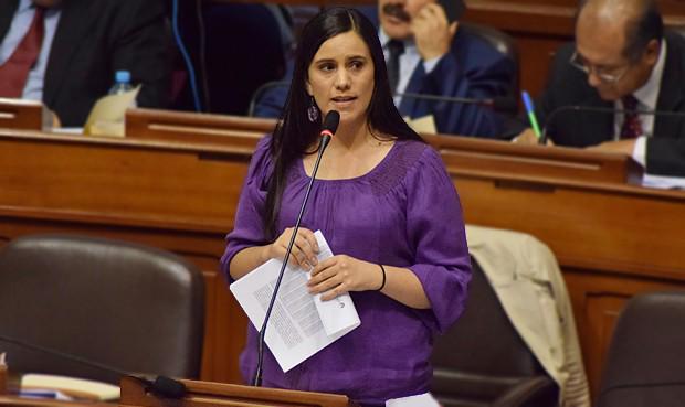 lamula's tweet photo. Verónika Mendoza sobre las billeteras de Solórzano: Yo no soy partidaria de entregar regalitos http://t.co/pp559DGu9b http://t.co/icSNZBkZXa