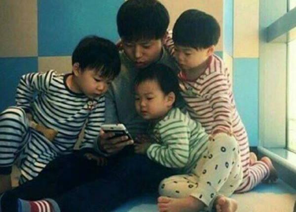 soompi's tweet photo. “#SupermanReturns” Cameraman Captivates #SongTriplets’ Attention
http://t.co/btLKACg84r http://t.co/x1PFlAEjHy