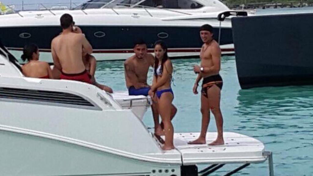 Tres Rayados en un yate en Cancún... Relax.
Creo que a Tany no le va a gustar esto.