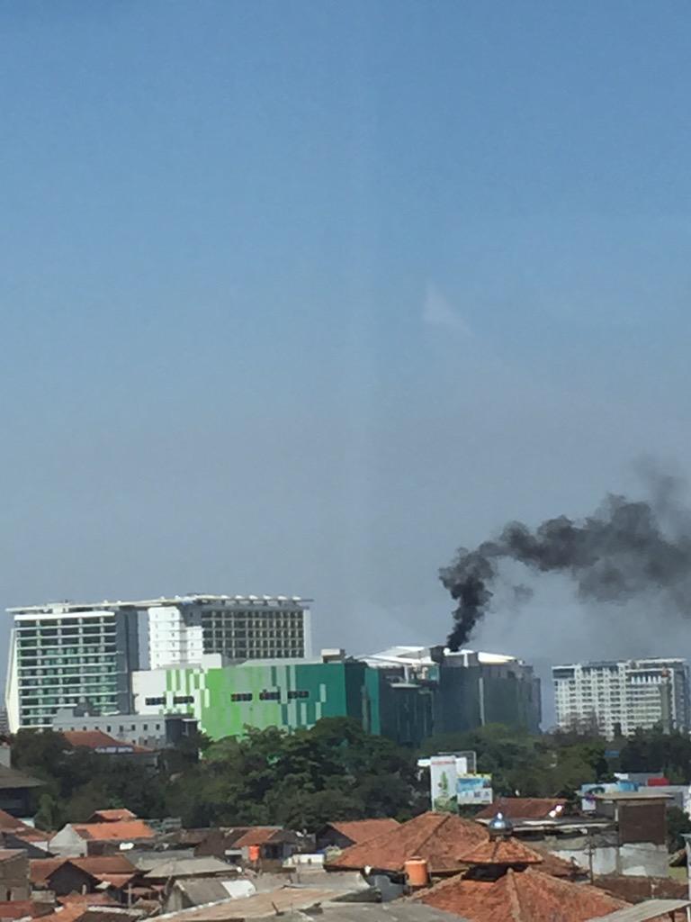 Rynaldy34's tweet photo. Terlihat asap dari gedung bec bandung yang baru #bandung#infobandung @infobdg http://t.co/BaggLlVfJC