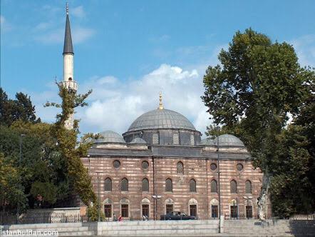 Guclumete's tweet photo. Tarihe açılan kapı ! Bursa'da 435 yıllık tarihi Sinan Paşa Külliyesi'ne kapı açtılar ! http://t.co/wG562V11Yn