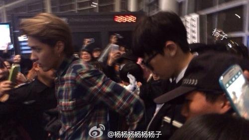 _dobbixx_1x94's tweet photo. โมเมนต์ที่ชานยอลถูกดูแล เทคแคร์ เนี่ยน่ารักมากนะ (((´♡‿♡`+)))。
#krisyeol #hunyeol #layyeol #chenyeol http://t.co/ovvdVYSqWv