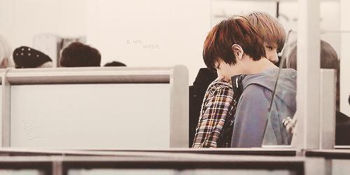_dobbixx_1x94's tweet photo. โมเมนต์ที่ชานยอลถูกดูแล เทคแคร์ เนี่ยน่ารักมากนะ (((´♡‿♡`+)))。
#krisyeol #hunyeol #layyeol #chenyeol http://t.co/ovvdVYSqWv