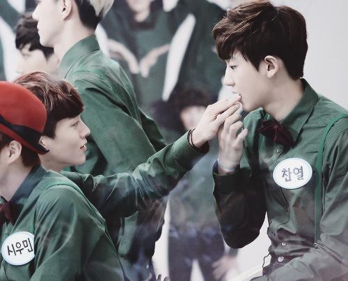_dobbixx_1x94's tweet photo. โมเมนต์ที่ชานยอลถูกดูแล เทคแคร์ เนี่ยน่ารักมากนะ (((´♡‿♡`+)))。
#krisyeol #hunyeol #layyeol #chenyeol http://t.co/ovvdVYSqWv