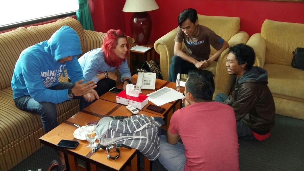 #SonyOnRadio <a href="/TUFFA_Band/">TUFFA</a> phone interview di berbagai radio, ngobrolin single #BenarSalah