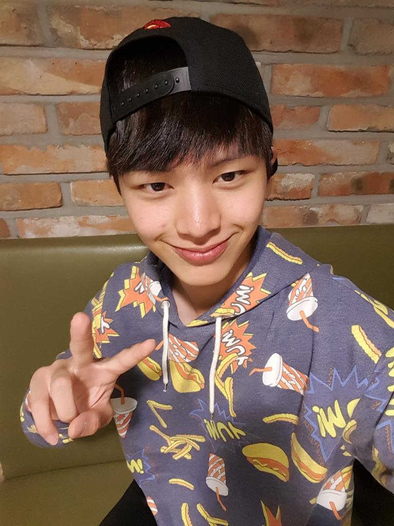 BTOB_6SJ's tweet photo. 입이...왜이렇게 찢어지지?
신기하네 나도ㅋㅋㅋ http://t.co/jYFxFCNku2