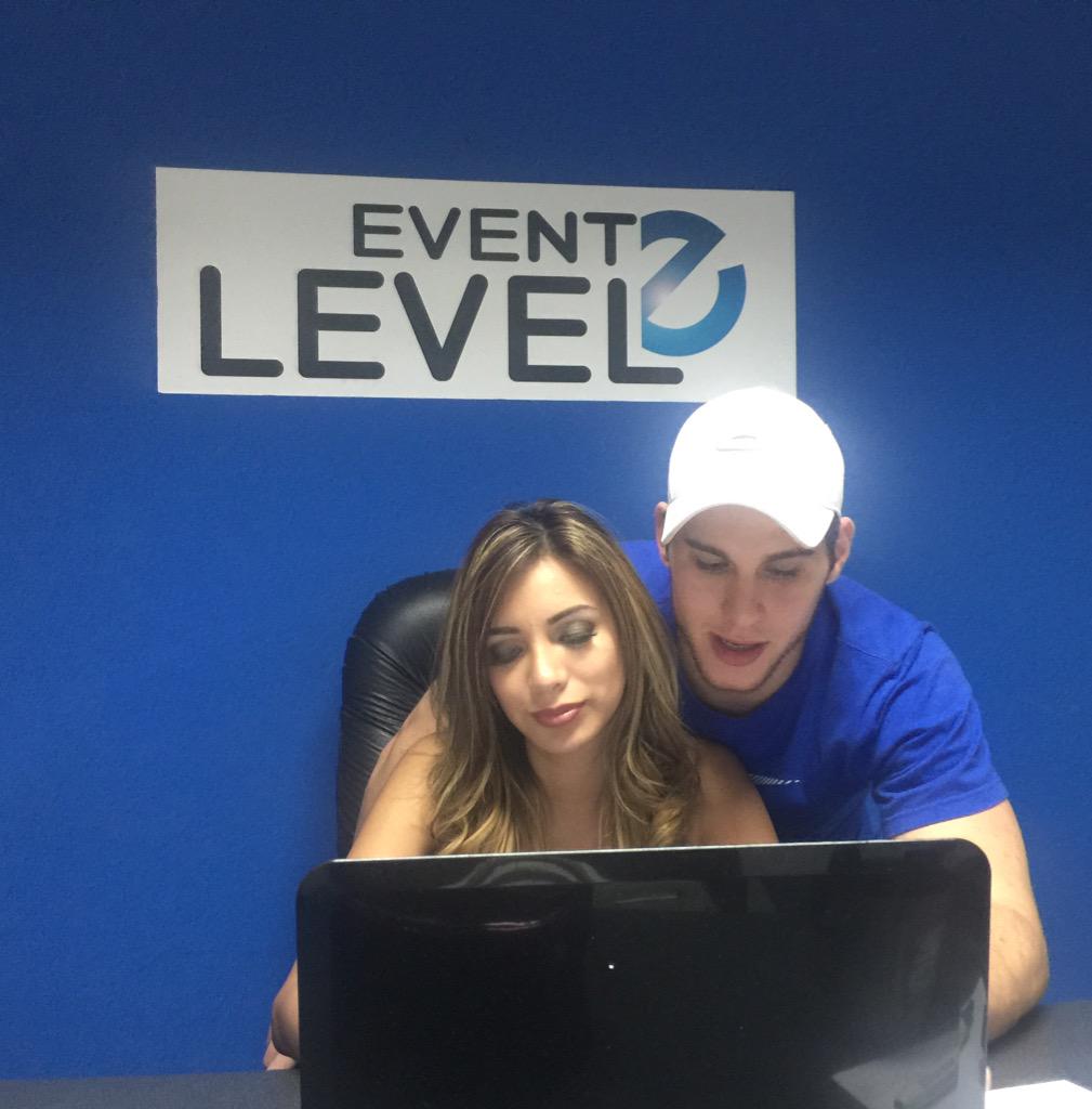 eventelevel's tweet photo. Hoy en su primera Twitcam, Paula Manzanal junto a Benjamin Lukovski, contándolo TODO! @ManzanalPaula @LukoBenja http://t.co/limHUlCOfx