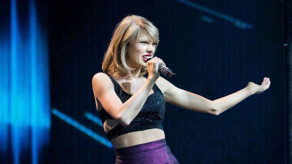 Taylor Swift responds to photographer accusing her of double standards after Apple win: on.mash.to/1BzMFo3