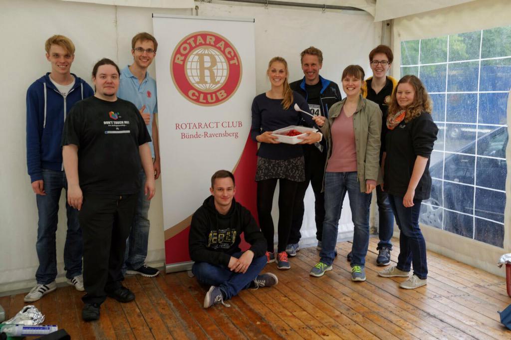 RotaractBuendeR's tweet photo. Wir hatten viel Spaß beim 24h-Lauf. Alle Einnahmen gehen an die #AktionLichtblicke. @Radio_Herford #charity http://t.co/WGzWSjfNHS