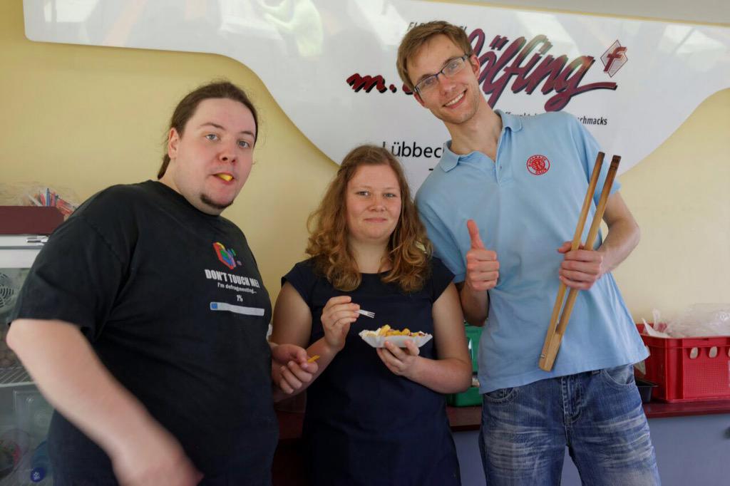 RotaractBuendeR's tweet photo. Wir hatten viel Spaß beim 24h-Lauf. Alle Einnahmen gehen an die #AktionLichtblicke. @Radio_Herford #charity http://t.co/WGzWSjfNHS