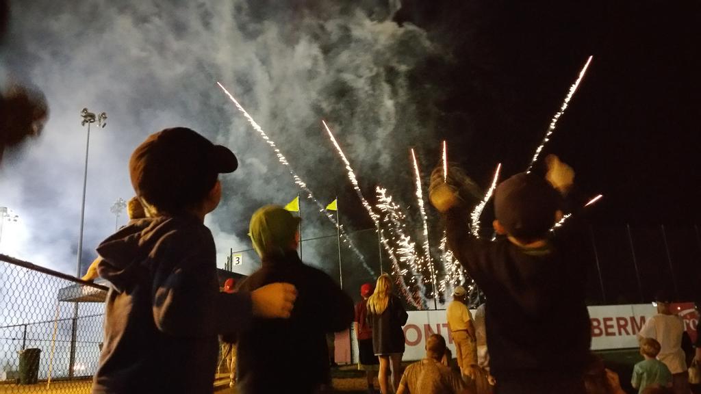 05DUCK's tweet photo. @HillsboroHops win with 9th inning walk off walk.... post game fireworks too!!! #hopswin #allhopedup http://t.co/L1qnJTxkT6