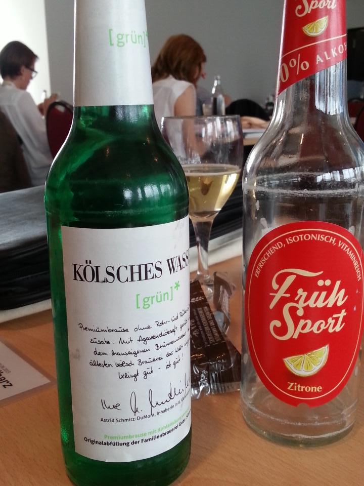 efee's tweet photo. Mein Sitznachbar auf der #business15  schult gerade um auf Getränketester http://t.co/8JkE32eQsR