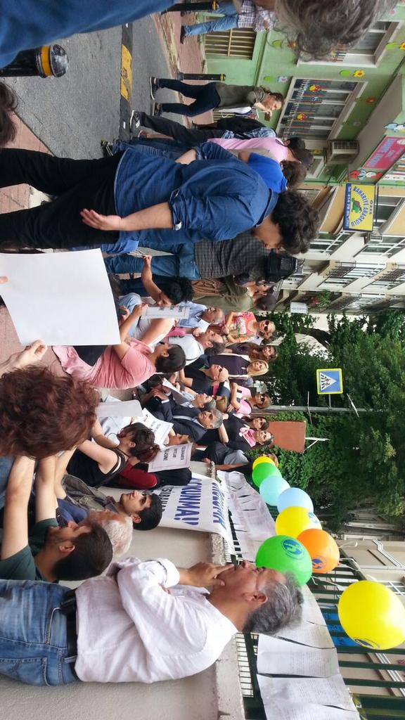 Yeşilbahar O.O. velileri Ilçe M.E.M.önünde kayitlarin acilmasi için oturma eyleminde.